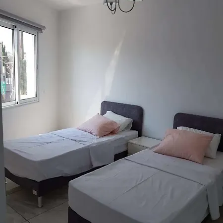 Newly Renovated Beachside In Kato Apartament *