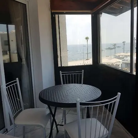 Newly Renovated Beachside In Kato דירה
